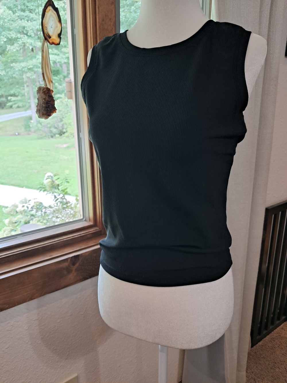 Women’s Black Ribbed Sleeveless Tank Top In Size Large